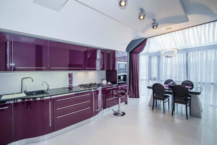 móveis no interior da cozinha em tons de roxo