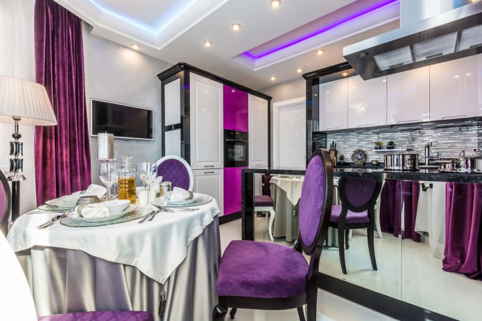 cozinha em tons de branco e roxo com detalhes em preto