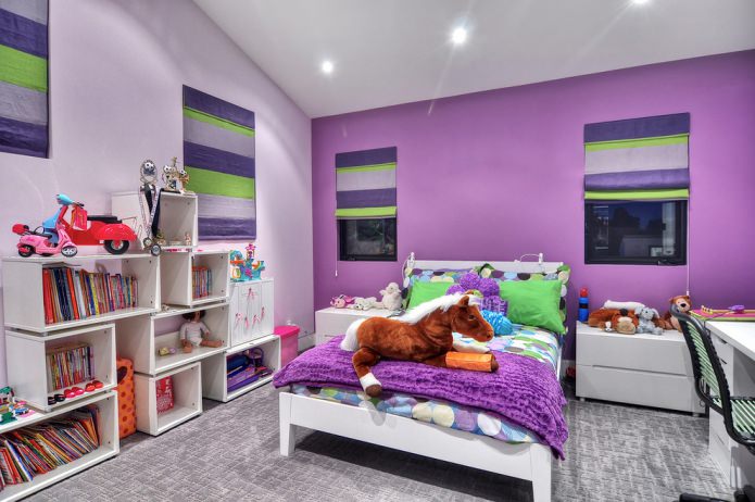 quarto infantil em tons de roxo com detalhes em verde