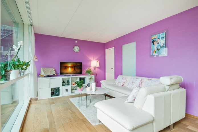 Branco com roxo no interior da sala de estar