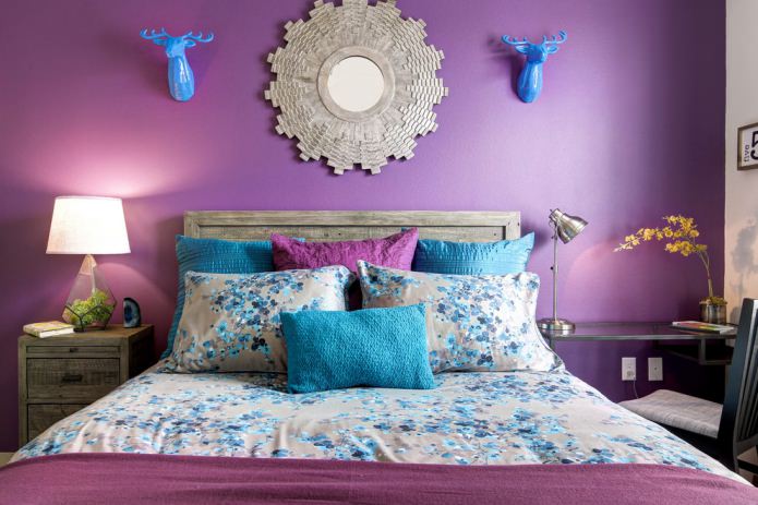 Turquesa e roxo no interior do quarto