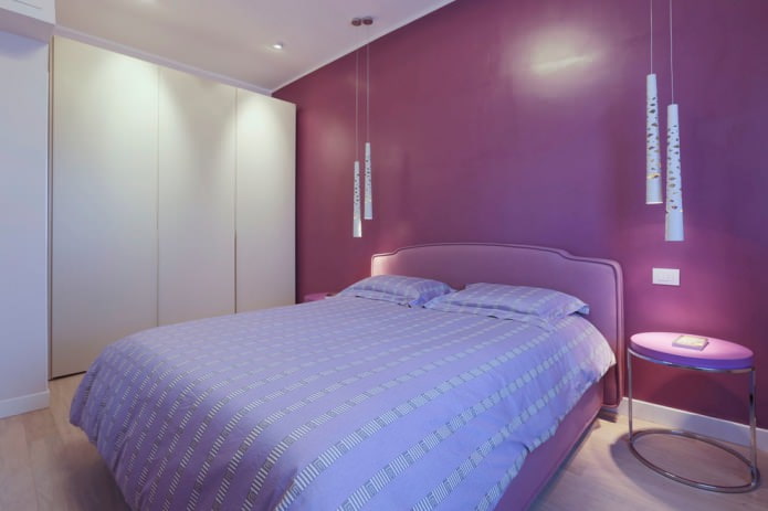 quarto minimalista em tons de roxo