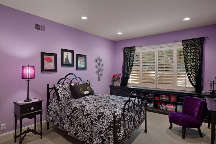 Interior de quarto infantil preto e roxo