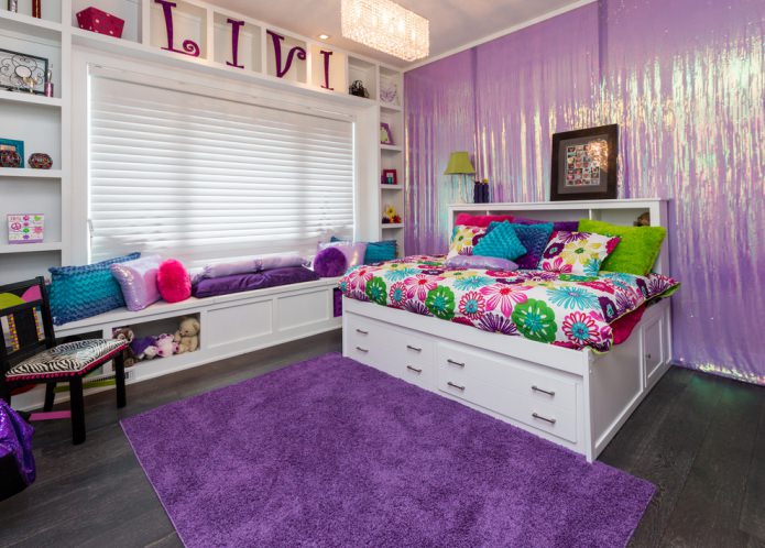 decoração moderna de quarto infantil em roxo