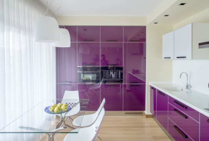 design de cozinha em tons de bege e roxo