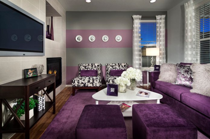 Interior de sala de estar cinza-roxo