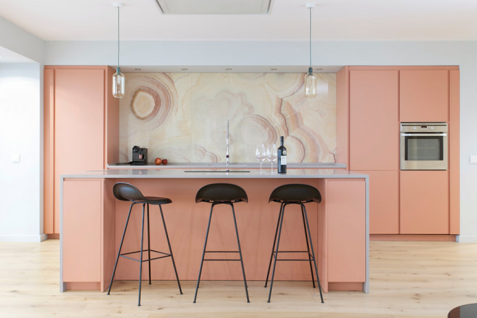 área de cozinha minimalista com balcão de bar