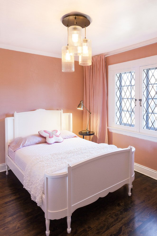 Quarto branco e pêssego