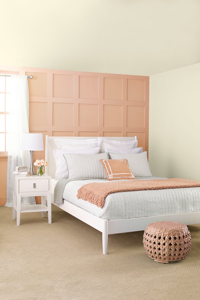 Quarto branco e pêssego