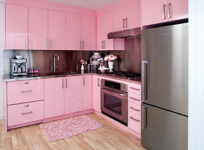 conjunto de cozinha e tapete em tons de rosa