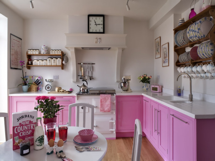 interior da cozinha em tons de branco e rosa