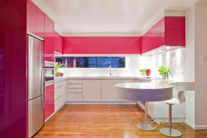 interior da cozinha em tons de branco e rosa