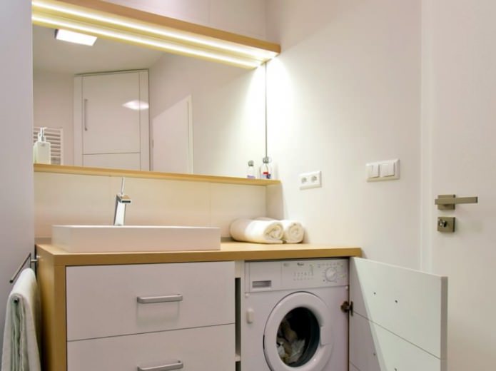 máquina de lavar em um banheiro em estilo moderno