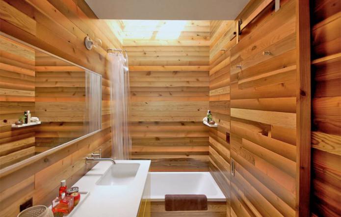banheiro de estilo moderno com acabamento em madeira