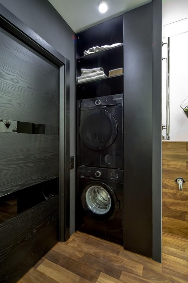 interior de banheiro moderno com máquina de lavar e secar