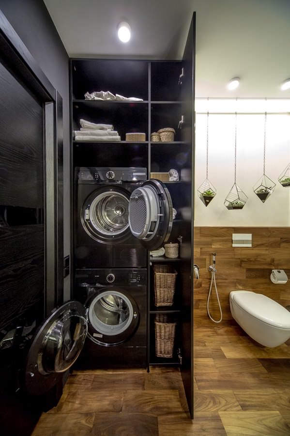 interior de banheiro moderno com máquina de lavar e secar