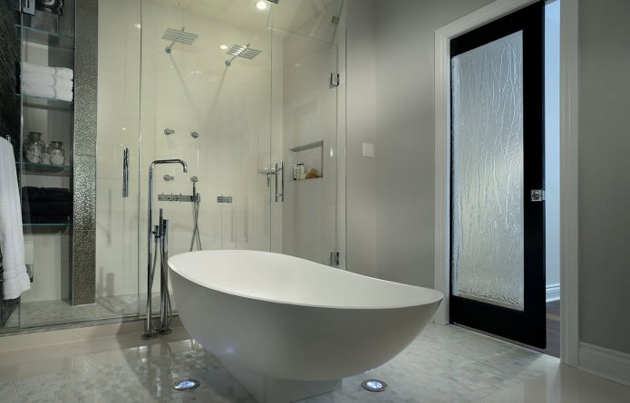porta de vidro em um design de banheiro moderno