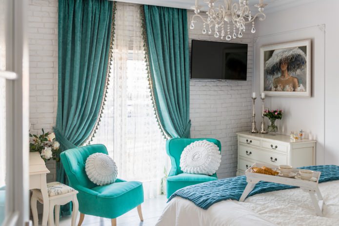cadeiras e cortinas turquesa