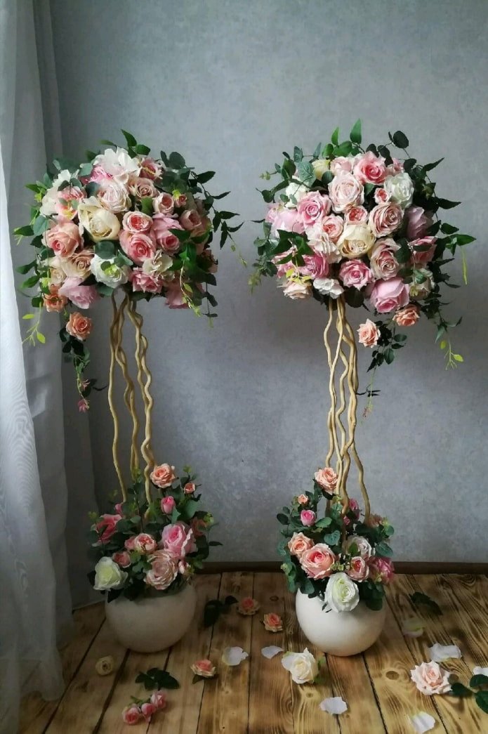 arranjo de rosas artificiais