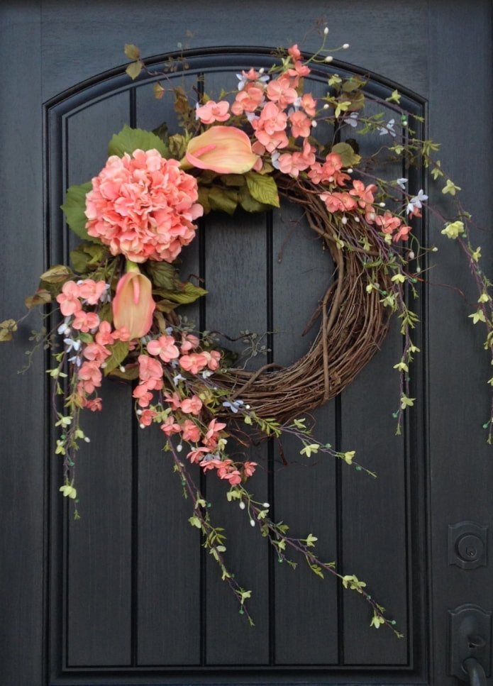 guirlanda de flores na porta