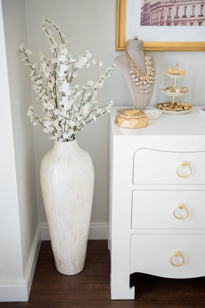 vaso com flores no quarto