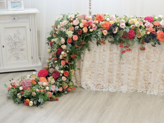 guirlanda de flores em um sofá