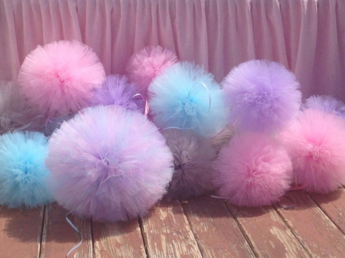 pompons multicoloridos