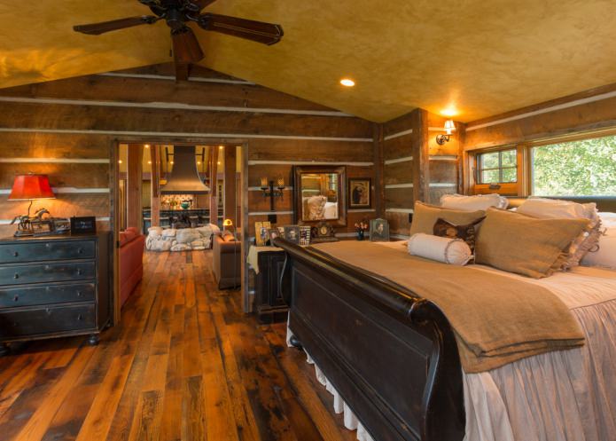 Interior de um quarto em estilo campestre italiano