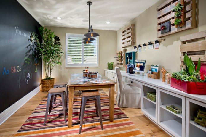 interior de quarto infantil italiano moderno com mesa de madeira