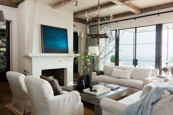 interior da sala de estar com vigas decorativas e luminária pendente de ferro forjado