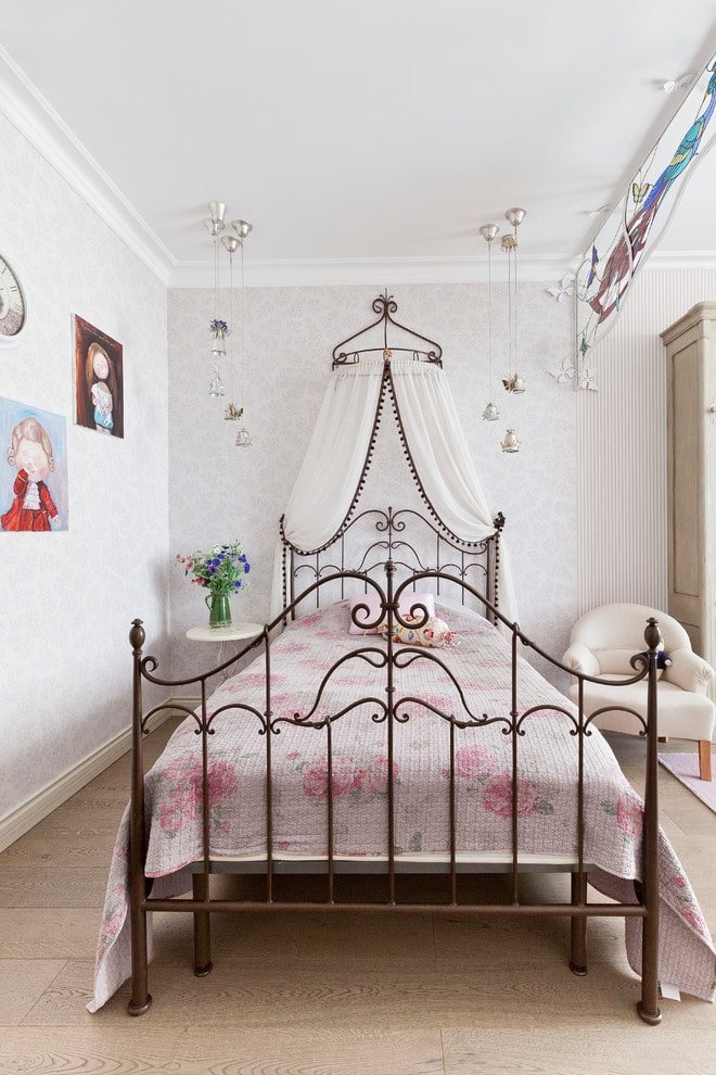 Cama de ferro forjado com dossel