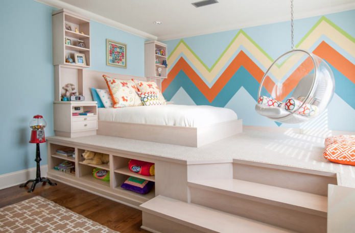 cadeira transparente em um quarto infantil
