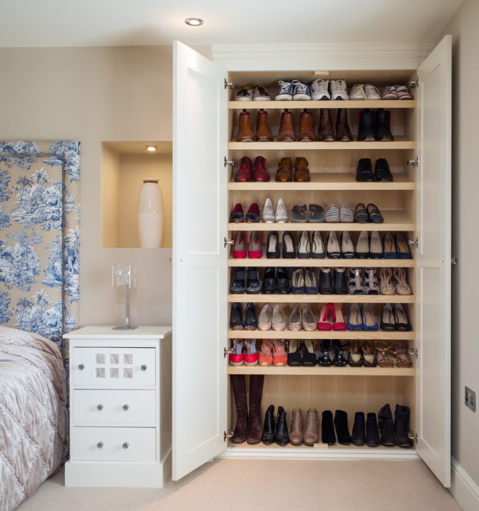 guarda-roupa no quarto com sapatos