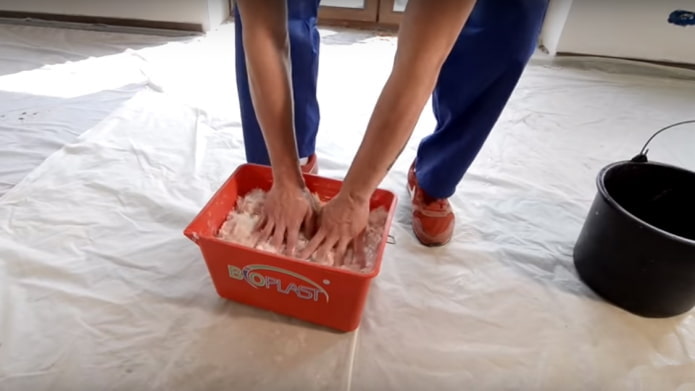 misturando papel de parede líquido manualmente