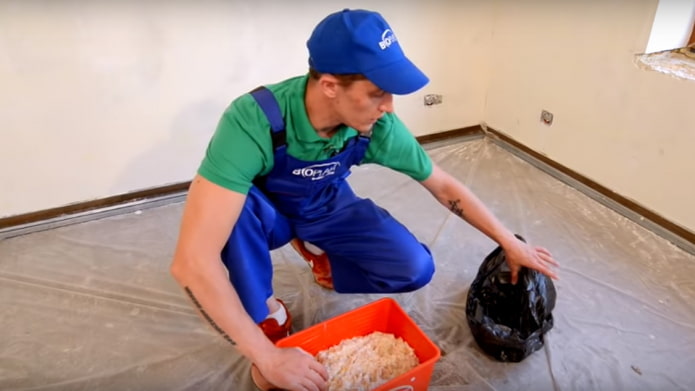 colocando papel de parede líquido pronto em um saco