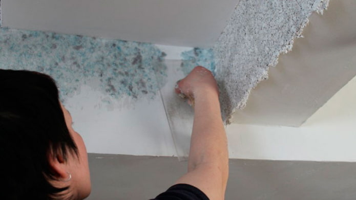 aplicando papel de parede líquido nos cantos