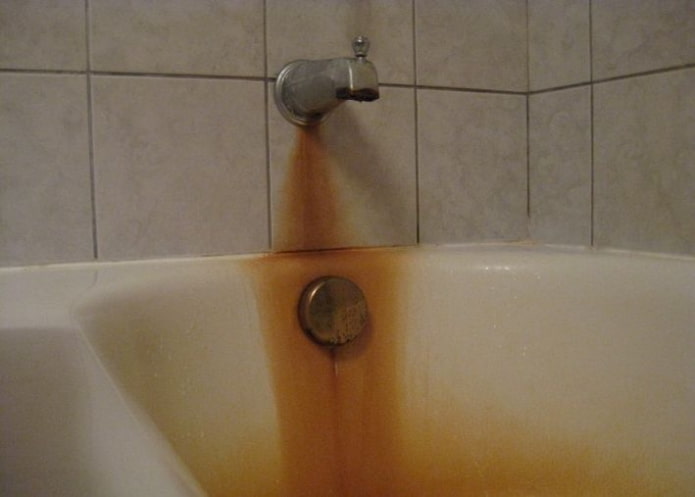 Ferrugem na superfície de louças sanitárias