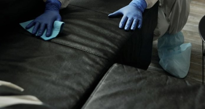 Como limpar manchas de um sofá?