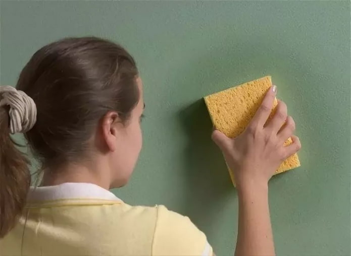 lavando a parede com uma esponja