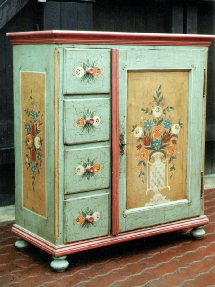Mesa de cabeceira pintada e craquelada