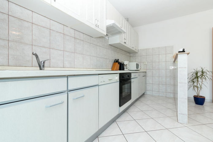 Argamassa para azulejos no interior da cozinha