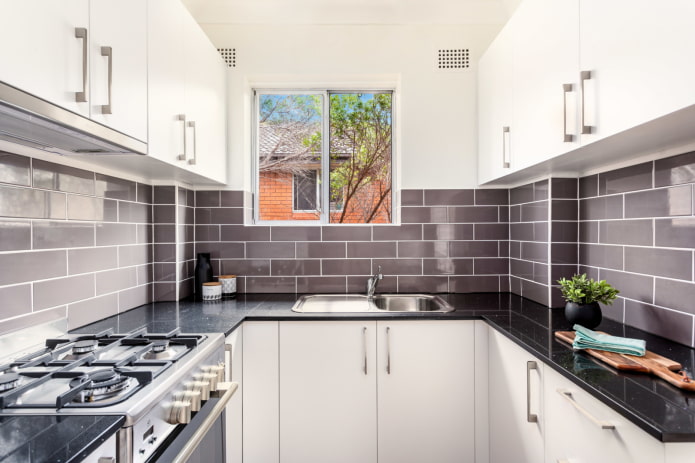 Argamassa para azulejos no interior da cozinha