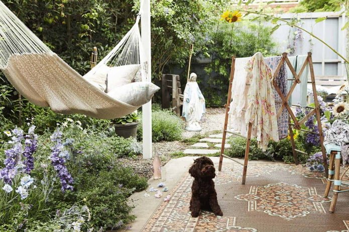 rede presa a postes de madeira brancos no estilo boho
