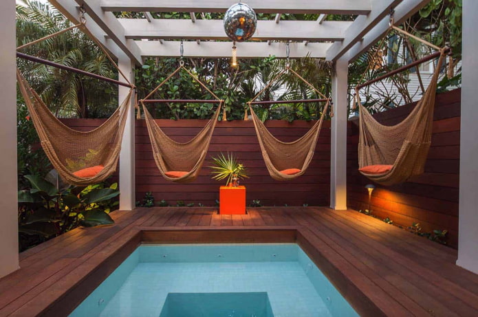 4 redes ao redor da piscina com uma pérgola