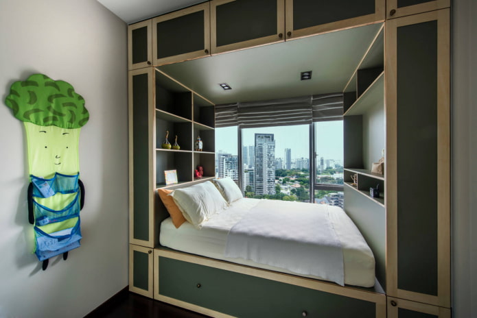 Quarto estreito com armários