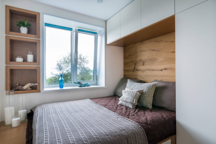 Cama em um quarto pequeno