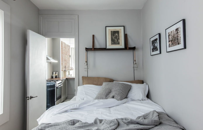cama ao lado da porta