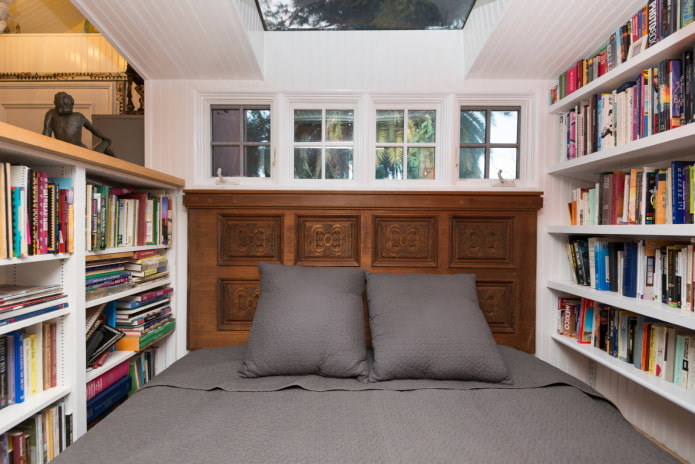 cama cercada por livros