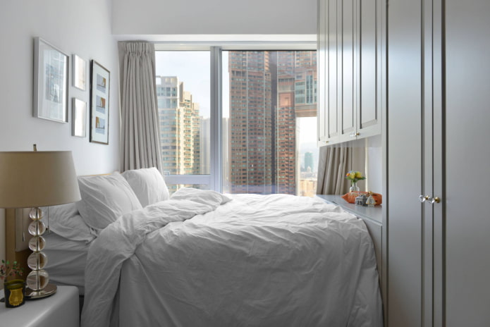 cama com os pés encostados na parede