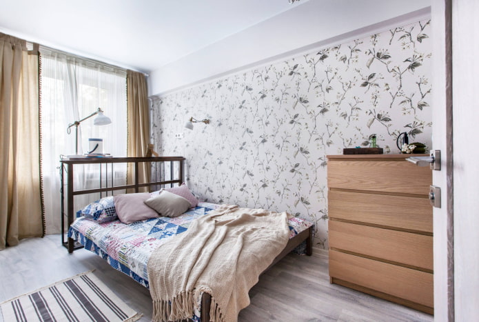 cama com cabeceira para a janela